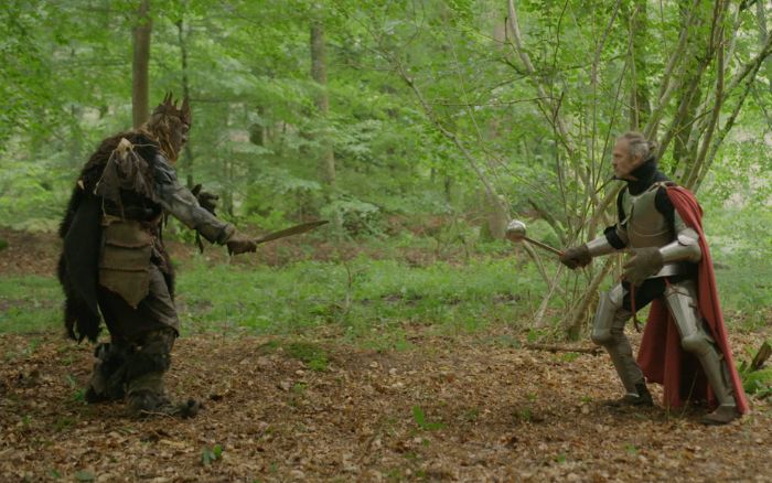 Un orc face à un chevalier avec une louche prêts au combat dans un forêt du royaume des gardiens de la louche