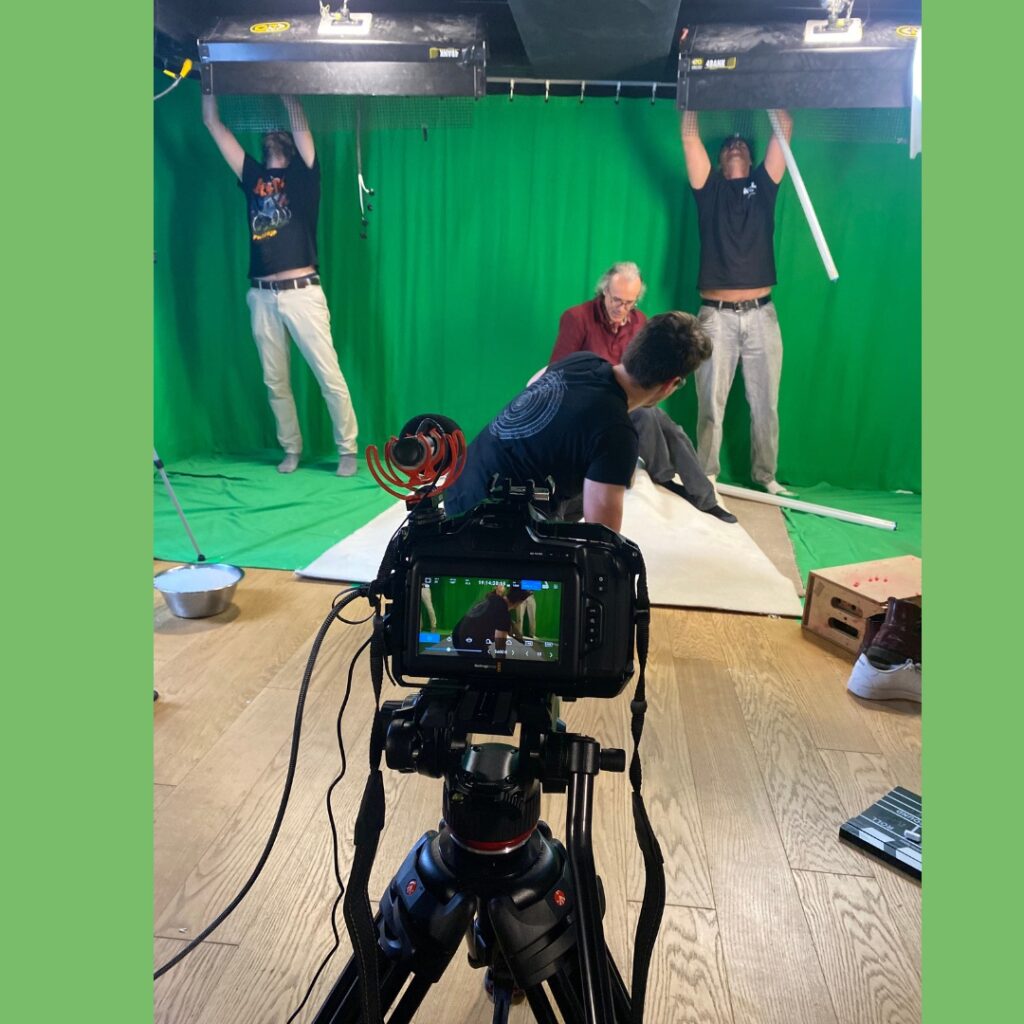 tournage de la websérie Les Minutes du Royaume, équipe technique en coulisses dans un studio fond vert
