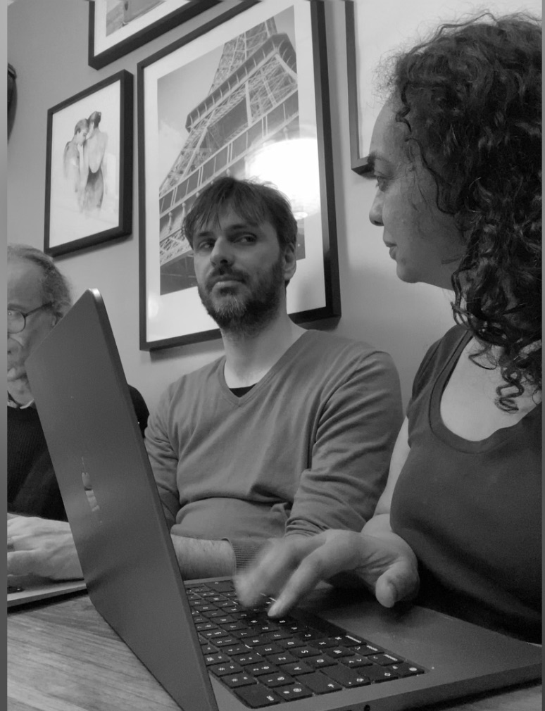 équipe Les Minutes du Royaume, trio de créateurs autour d'une table